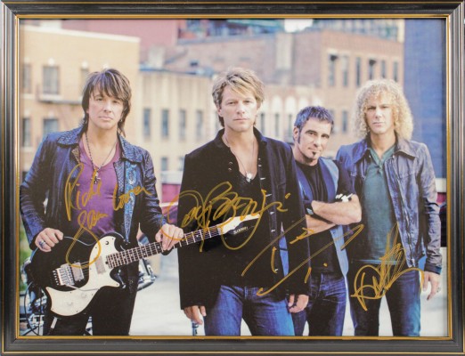 Фотография с автографами участников американской рок-группы Bon Jovi: Джона Бон Джови, Дэвида Брайана, Тико Торреса и Ричи Самбора.